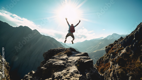 Un homme heureux après l'escalade d'une falaise en été. photo