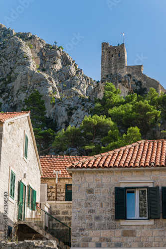 Miasto Omiš,. Widok na miasto Omnis w Chorwacja. Chorwackie miasto Omiš w Dalmacji. Dalmacja w Chorwacja. Piękny widok z miasta Omiš. Chorwacja na wakacje. 