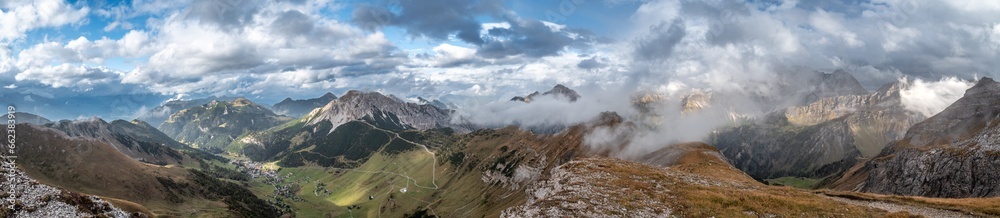 Obraz premium Malbun, Liechtenstein: Alpenpanorama vom Augstenberg im Herbst