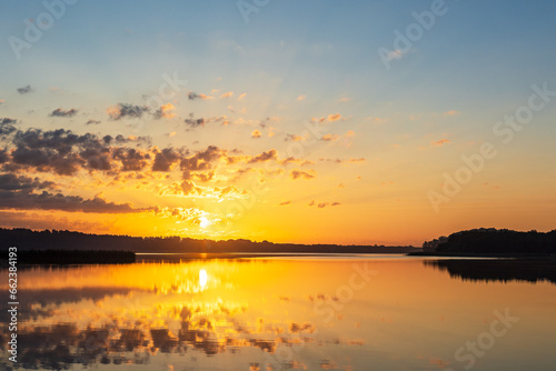 Sonnenaufgang in Seedorf am Schaalsee mit Wolken und Spiegelung