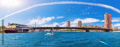Obraz na płótnie Great panorama of the Nile with modern bridge and buildings in the business district of Cairo, Egypt w salonie