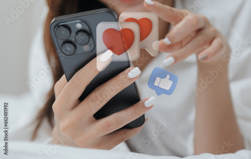 Mujer con su celular dando like y corazones, uñas pintadas, mujer contactando a su amigos, contactos