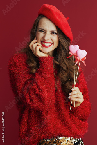 Fotografi happy trendy woman in red sweater and beret
