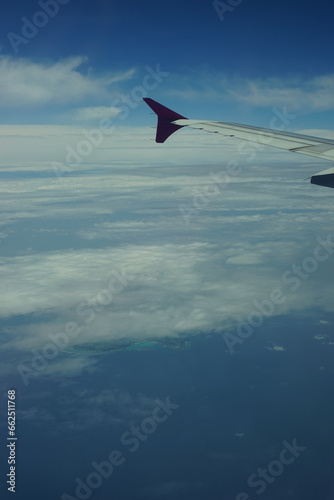 上空を飛行中の旅客機から撮影した与論島 （鹿児島県大島郡, 2022年5月）