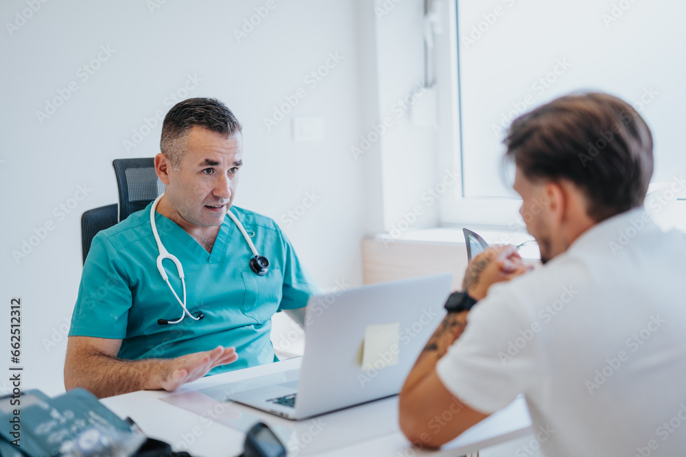 Obraz premium Experienced Radiologist Consulting and Diagnosing Young Patient's Lungs