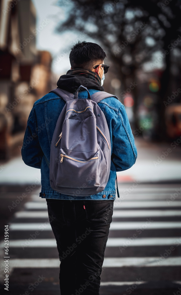 Obraz premium person walking in the city 