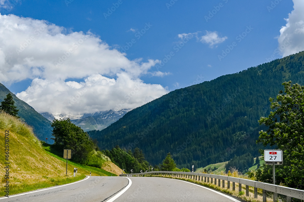Naklejka premium Grosser Sankt Bernhard, Saint-Bernard, St. Bernard, Passstrasse, Alpenpass, Bergstrasse, Alpen, Wallis, Aostatal, Wanderweg, Sommer, Schweiz, Italien