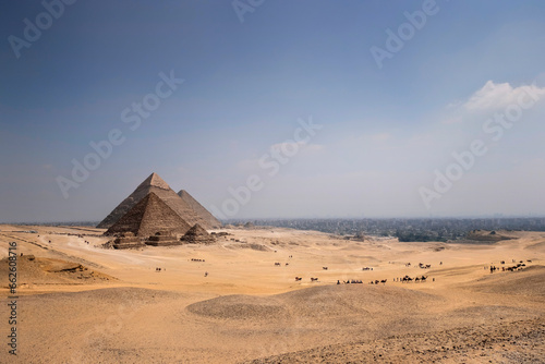 Pir  mides en el desierto de Egipto