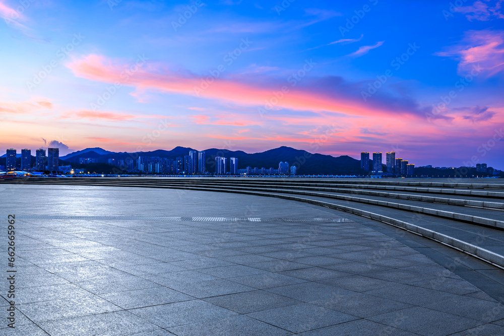 Obraz premium Empty square floors and skyline at sunset