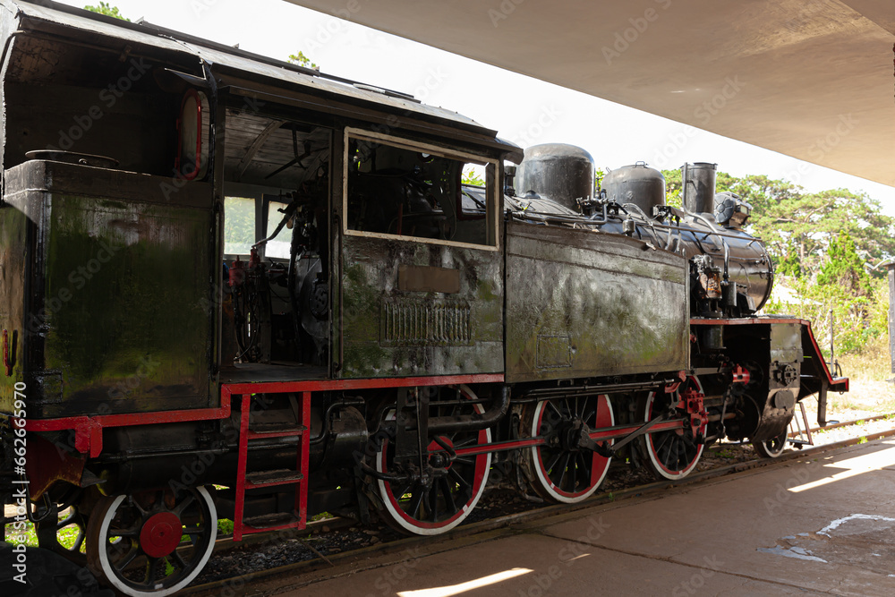 Obraz premium Old retro steam railway train station on sunny day