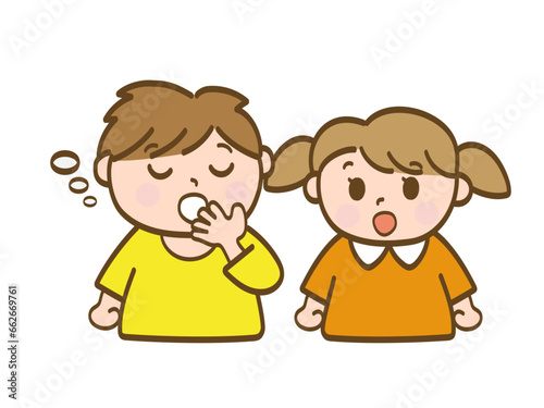 眠くてあくびをする男の子とそれを見て驚く女の子_小学生低学年_幼児