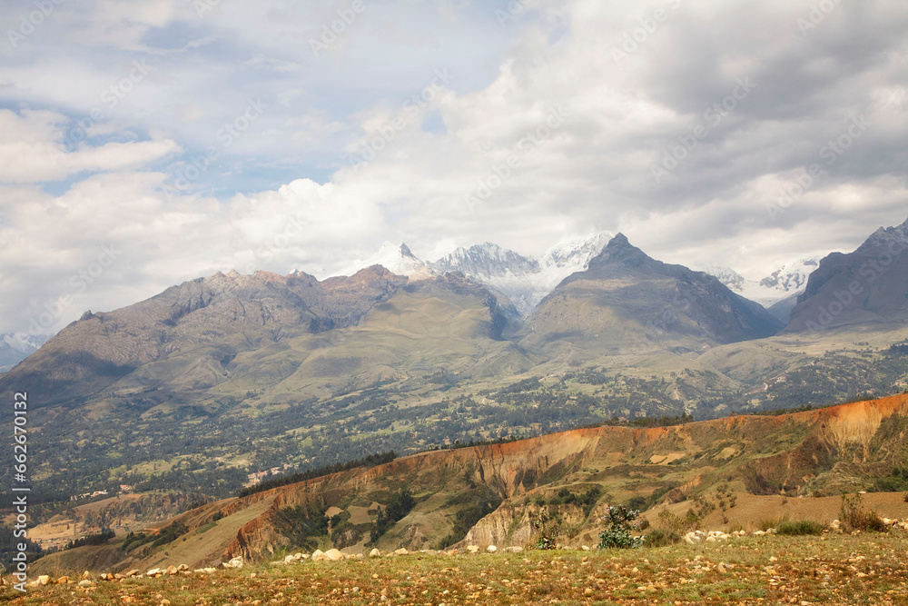 Fototapeta premium Reise durch Südamerika. Wandern in der Cordillera Blanca bei Huaraz in Peru.