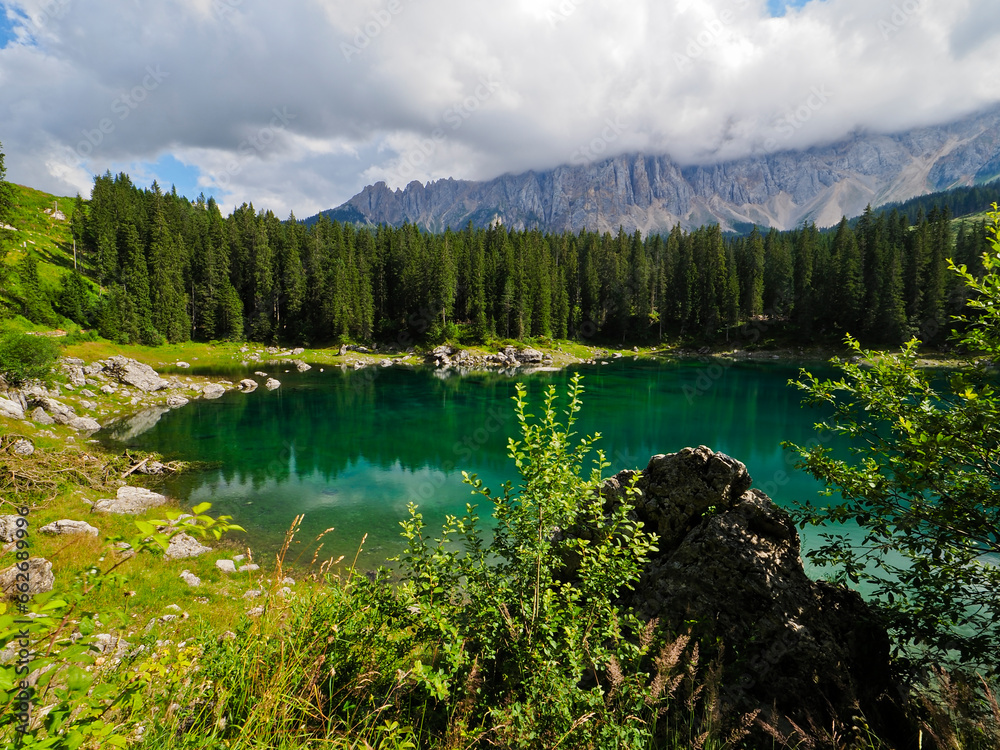 Visita al lago Carezza, en los Dolomitas italianos, Alpes.