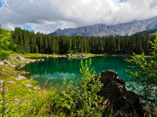 Fototapeta Naklejka Na Ścianę i Meble -  Visita al lago Carezza, en los Dolomitas italianos, Alpes.