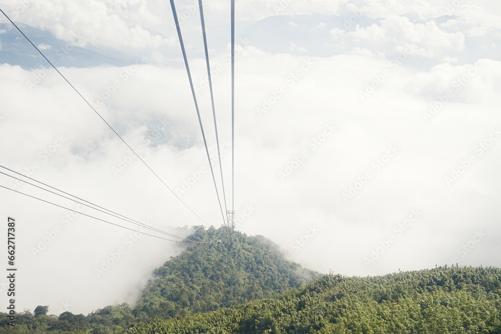 Fansipan Cable Car and Mountains in Sapa, Vietnam - ベトナム サパ ファンシーパン ケーブルカー