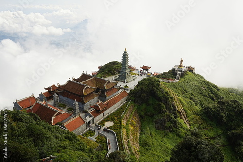 Obraz na płótnie Fansipan Mountain called Roof of Indochina and Sea of Clouds in Sapa, Vietnam - ベトナム サパ ファンシーパン 山 w salonie