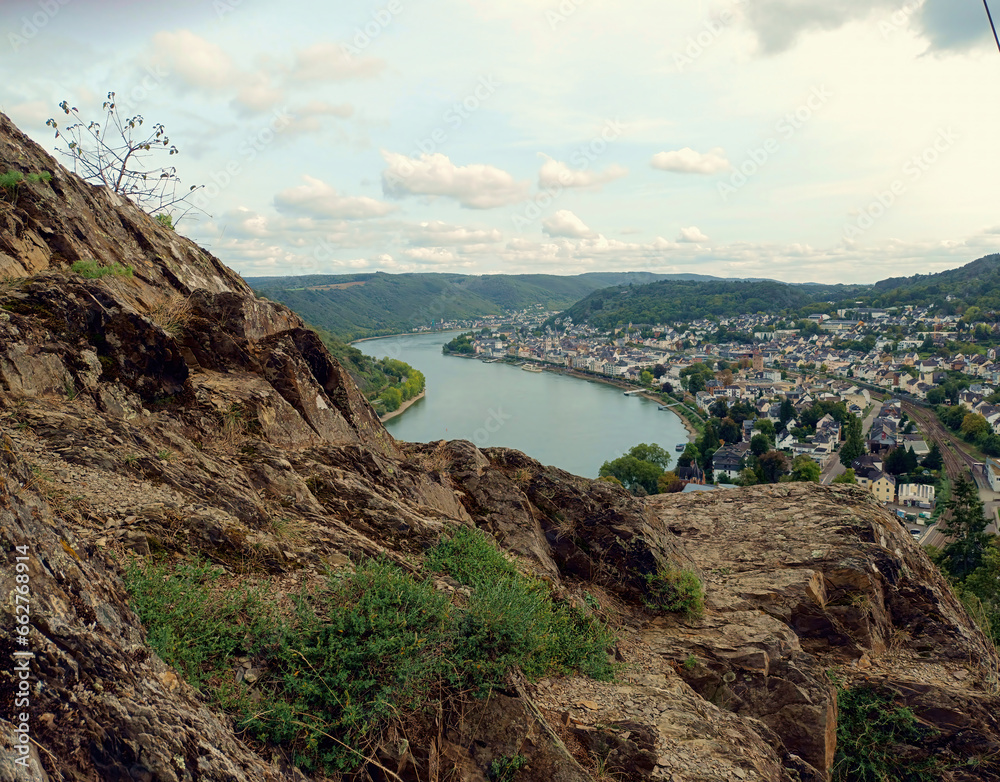 Boppard und der Rhein im UNESCO-Welterbe Oberes Mittelrheintal im Rhein-Hunsrück-Kreis, Rheinland-Pfalz. Aussicht vom Wanderweg Traumschleife Mittelrhein-Klettersteig in Höhe der Seilbahn.