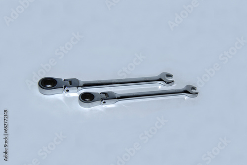 Two keys, 8mm and 10mm, with ratchet. 