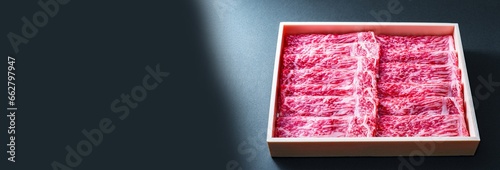 箱入り の すき焼き 用 の 牛肉 【 ふるさと納税 の 返礼品 の イメージ 】 photo