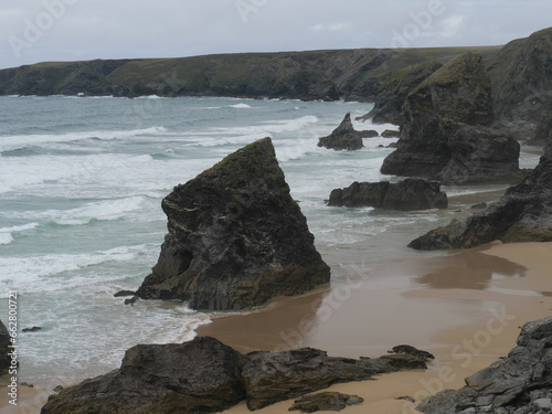 Spektakuläre Felsformatinen an der Steilküste der Bedruthan Steps in Cornwall England photo