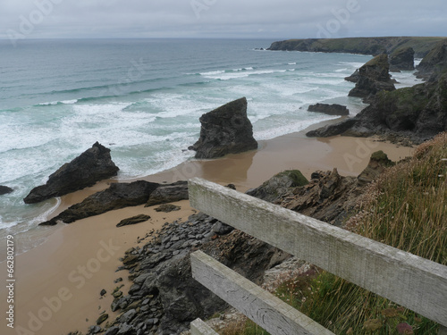 Spektakuläre Felsformatinen an der Steilküste der Bedruthan Steps in Cornwall England photo