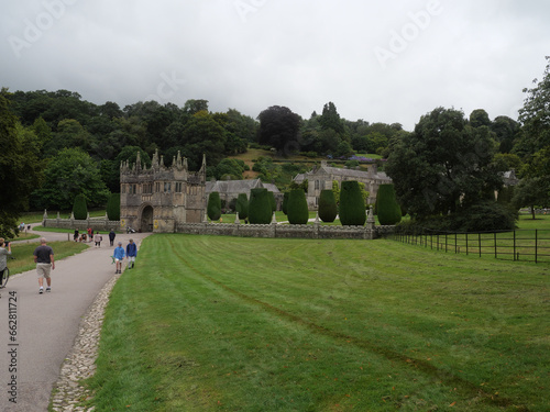 Blick auf das Torhaus von Lanhydrock im Cornwall England photo