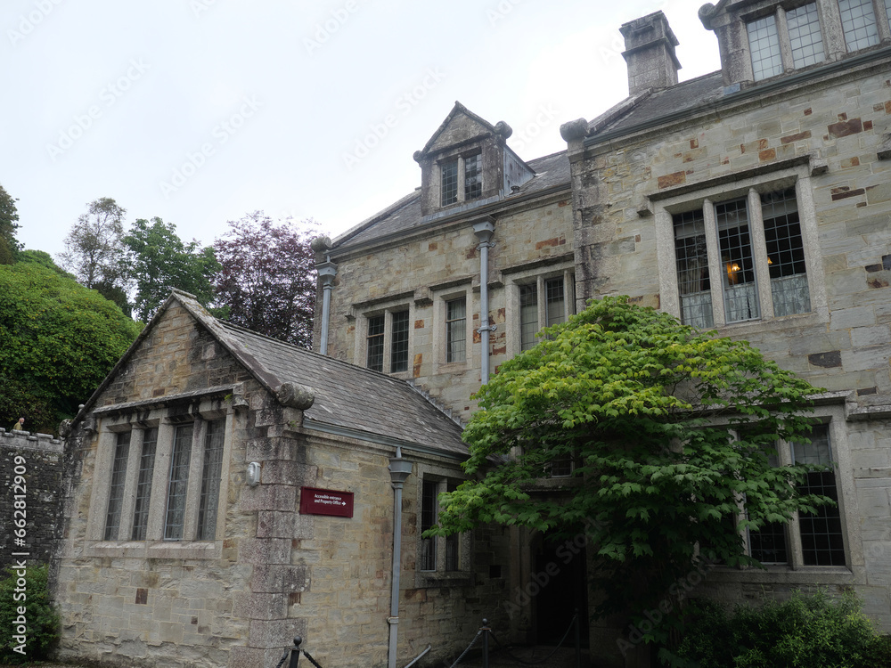 Blick auf das Herrenhaus von Lanhydrock im Cornwall England Blick auf das Herrenhaus von Lanhydrock im Cornwall England