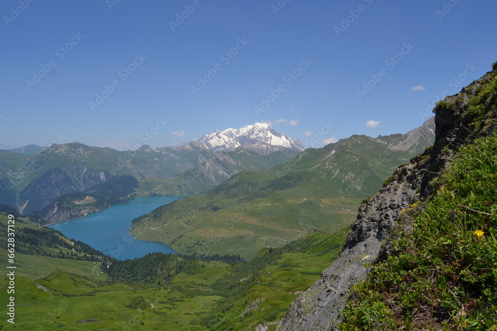 Vu sur les lac de Roselend ainsi que le Mont Blanc Vu sur les lac de Roselend ainsi que le Mont Blanc