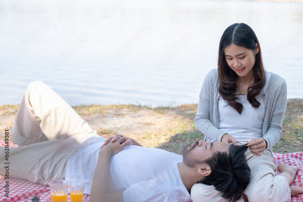 Fototapeta premium Couple having a picnic in a beautiful and natural park