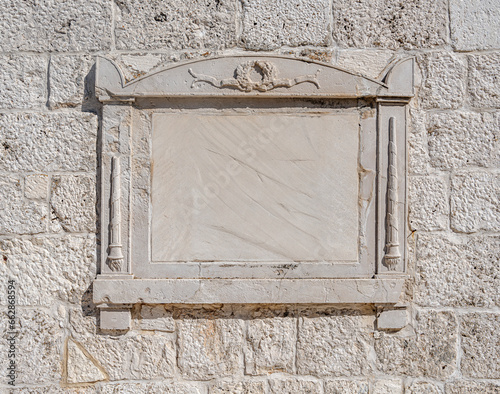 Obraz na płótnie Stone tablet on the wall of an old building. w salonie