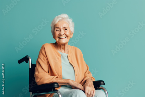 femme âgée aux cheveux blancs assise dans un fauteuil roulant, souriante et heureuse, fond neutre, studio photo