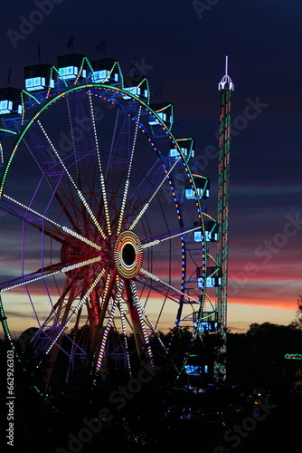 Riesenrad am Aschaffenburger Volksfest bei Sonnenuntergang 