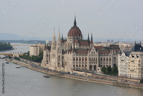 Le parlement de Budapest au bord du Danube (Hongrie)