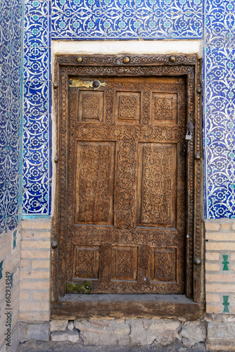 Usbekistan: Die kunstvollen Holztüren von Chiwa, umrahmt von blauen Kacheln © Irmgard
