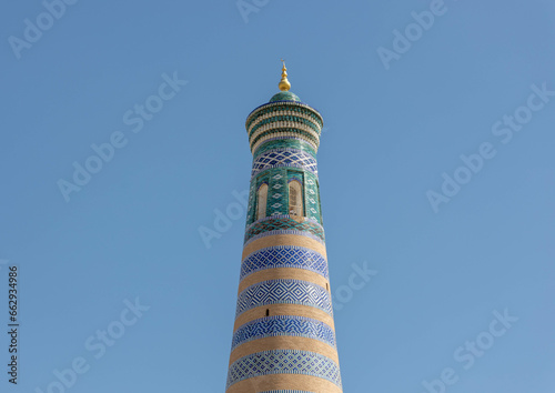 Usbekistan: Islom_Xo'ja Minarett in Chiwa vor blauem Himmel - Froschperspektive photo
