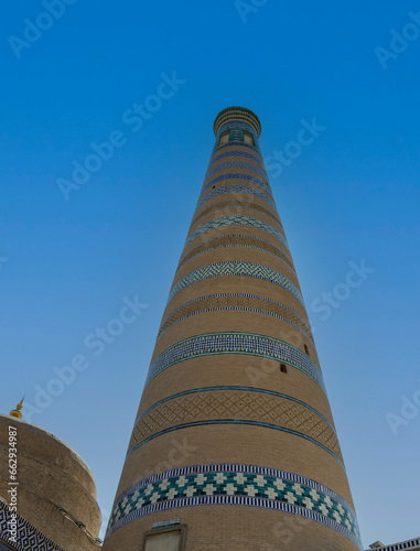 Usbekistan: Islom_Xo'ja Minarett in Chiwa vor blauem Himmel - Froschperspektive photo
