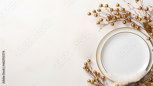 vista superior minimalista Elegante mesa dourada e branca com guirlanda e velas photo