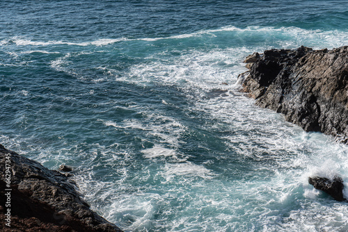 hochspritzende Gischt des Atlantik an Lavafelsen vor Lanzarote