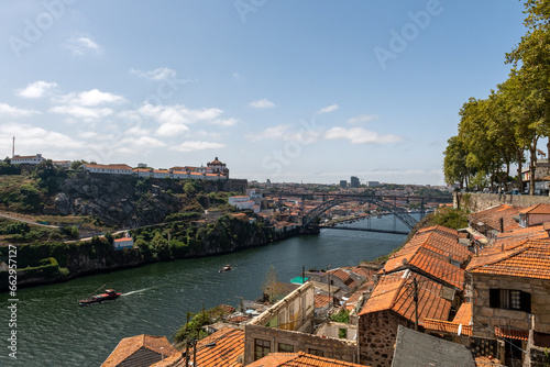 Widok na rzekę Duero oraz słynny most Ponte Dom Luís w Porto, stolicy Portugalii w Europie