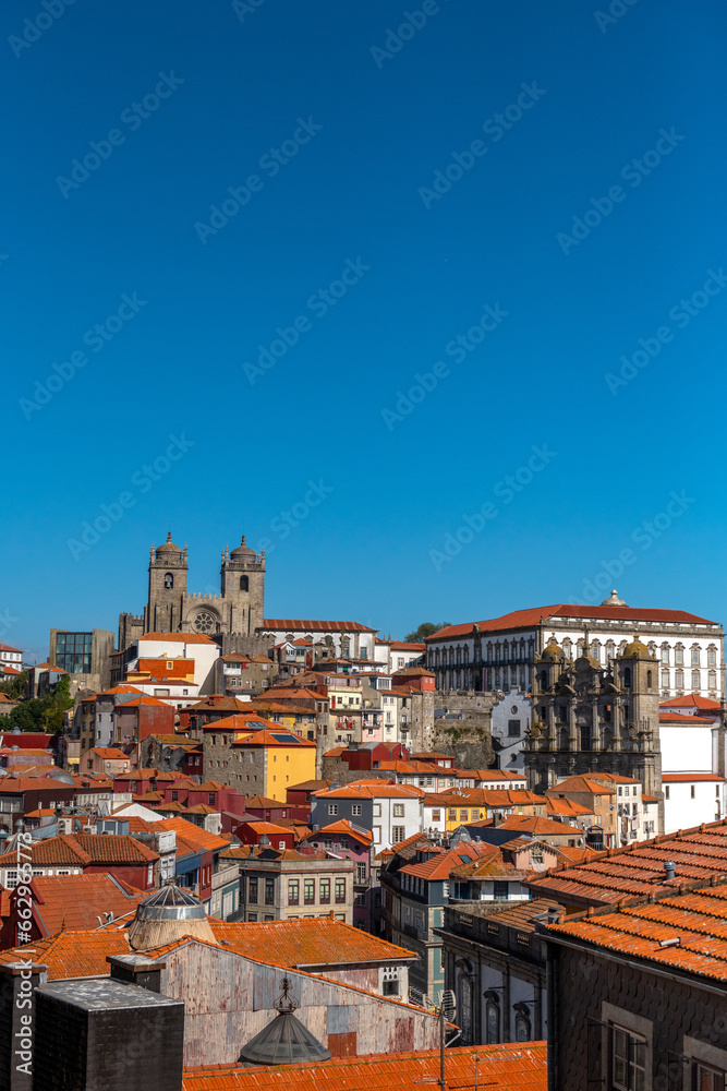 górujące nad dachami kamienic dwie wierze katedry w Porto - obrazy, fototapety, plakaty 