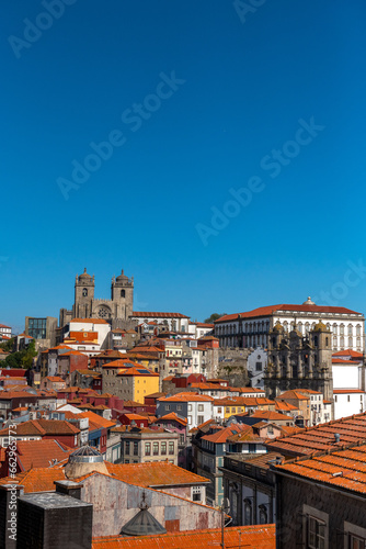 górujące nad dachami kamienic dwie wierze katedry w Porto