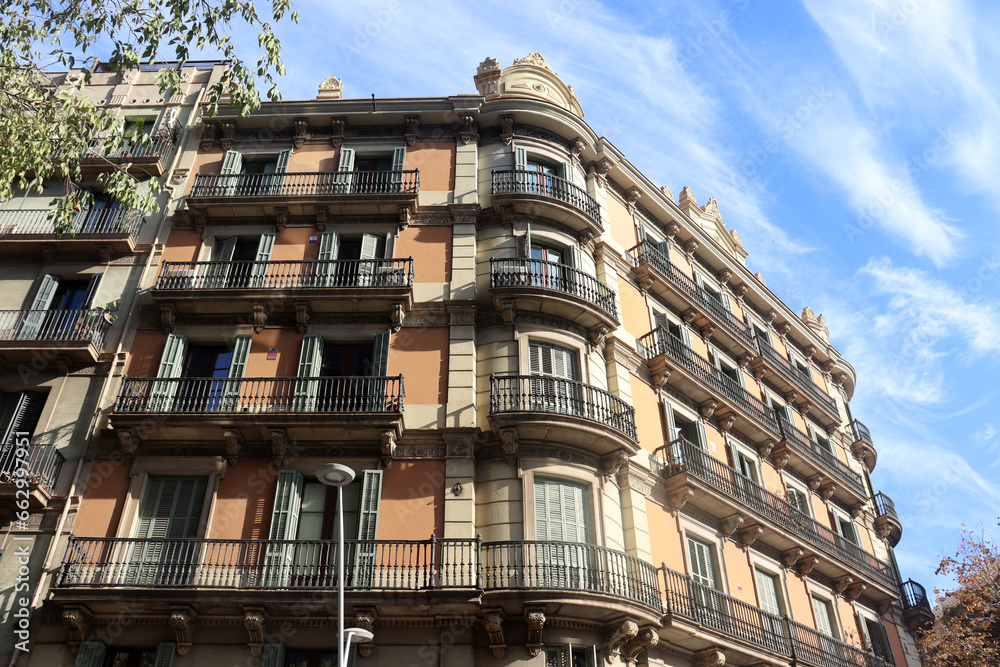 Historische Altbaufassaden in L’Eixample und Gracia, Stadtviertel von Barcelona, Spanien