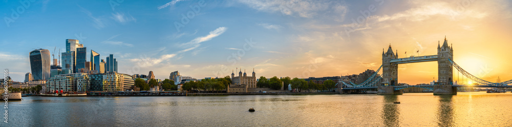 Naklejka premium Tower Bridge sunrise panorama in London
