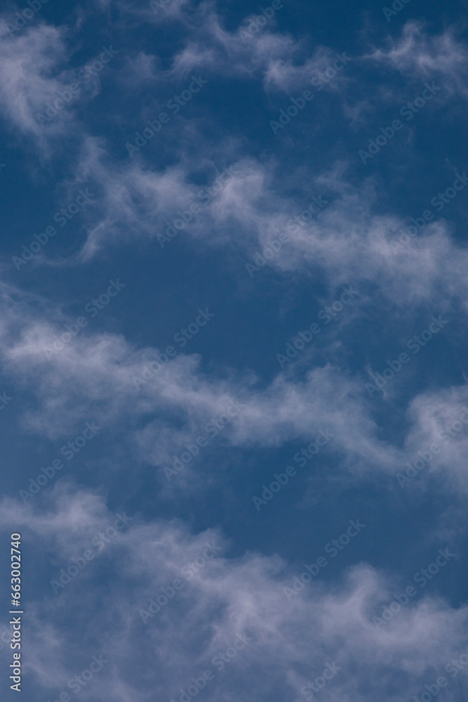 texture di cielo azzurro con nuvole particolari bianche