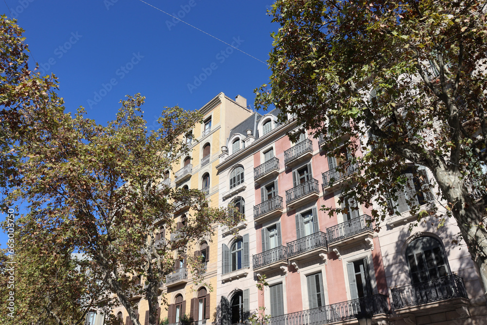 Historische Altbaufassaden in Barcelona, Spanien