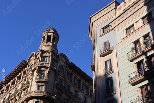 Historische Altbaufassaden in Barcelona, Spanien © finecki