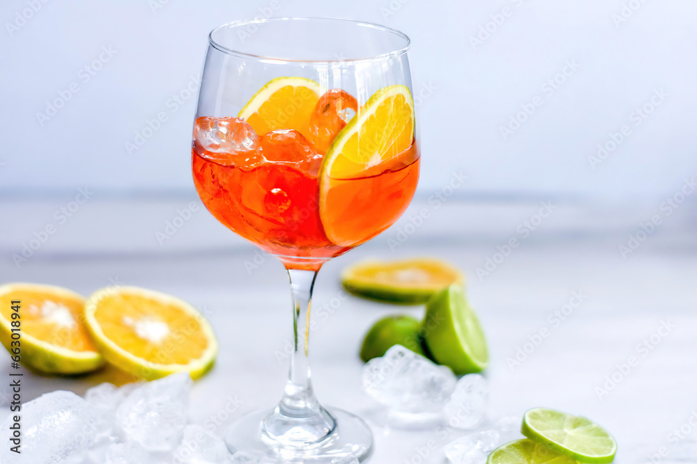 Bebida alcohólica aperol acompañada de naranja y limón  