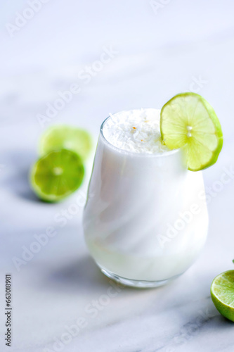 Bebida limonada de coco con rodajas de limón