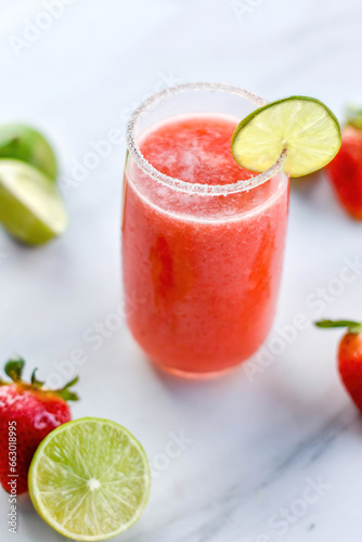 Bebida limonada de fresa con rodajas de limón