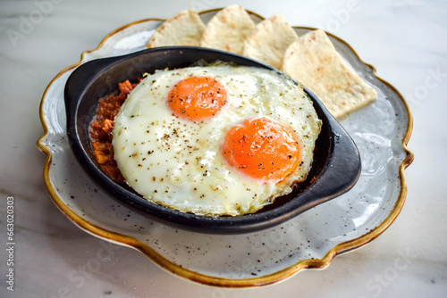 Huevos fritos con arepa y guiso